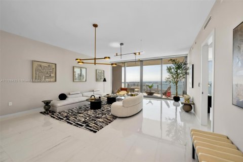 Condominio en alquiler en Miami, Florida, 3 dormitorios, 285.95 m2 № 1863180 - foto 2