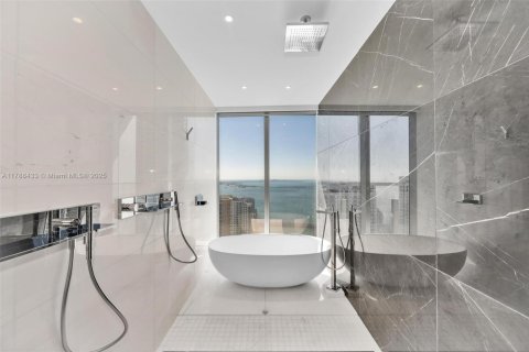 Condominio en alquiler en Miami, Florida, 3 dormitorios, 285.95 m2 № 1863180 - foto 17
