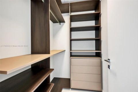 Condominio en alquiler en Miami, Florida, 3 dormitorios, 285.95 m2 № 1863180 - foto 22