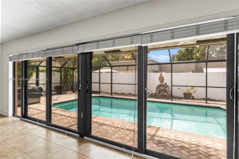House in Cooper City, Florida 3 bedrooms, 149.39 sq.m. № 1948467 - photo 1