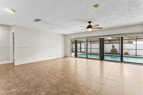 House in Cooper City, Florida 3 bedrooms, 149.39 sq.m. № 1948467 - photo 7