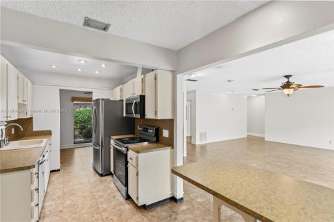 House in Cooper City, Florida 3 bedrooms, 149.39 sq.m. № 1948467 - photo 17