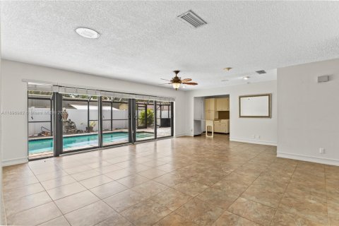 House in Cooper City, Florida 3 bedrooms, 149.39 sq.m. № 1948467 - photo 6