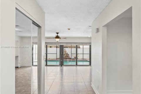 House in Cooper City, Florida 3 bedrooms, 149.39 sq.m. № 1948467 - photo 2