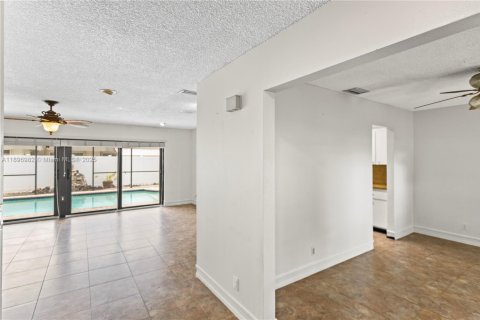 House in Cooper City, Florida 3 bedrooms, 149.39 sq.m. № 1948467 - photo 3