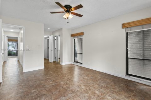 House in Cooper City, Florida 3 bedrooms, 149.39 sq.m. № 1948467 - photo 25