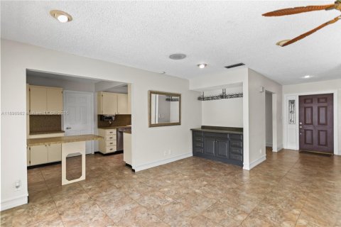 House in Cooper City, Florida 3 bedrooms, 149.39 sq.m. № 1948467 - photo 10