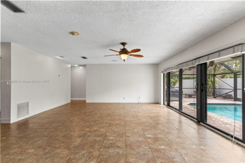 House in Cooper City, Florida 3 bedrooms, 149.39 sq.m. № 1948467 - photo 4
