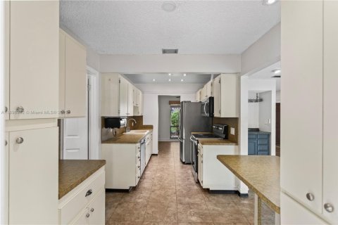 House in Cooper City, Florida 3 bedrooms, 149.39 sq.m. № 1948467 - photo 15