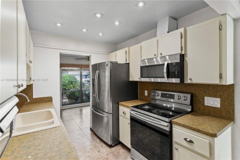House in Cooper City, Florida 3 bedrooms, 149.39 sq.m. № 1948467 - photo 14