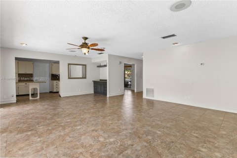 House in Cooper City, Florida 3 bedrooms, 149.39 sq.m. № 1948467 - photo 11