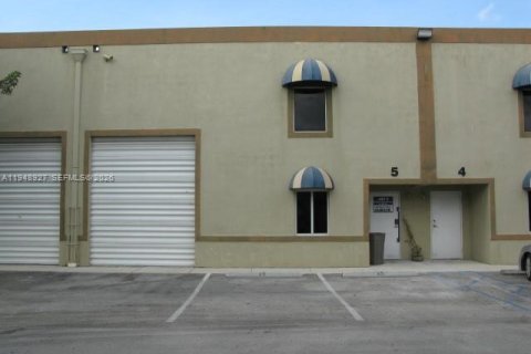 Immobilier commercial à Hialeah Gardens, Floride № 2004710