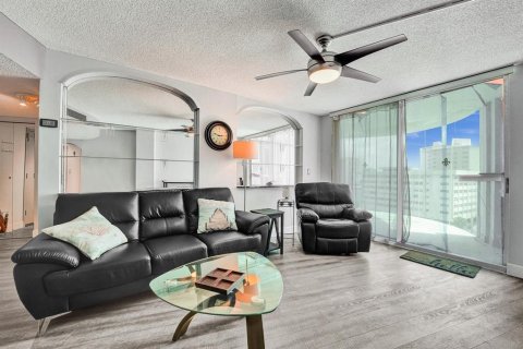 Condo in Hallandale Beach, Florida, 2 bedrooms  № 2169933 - photo 22