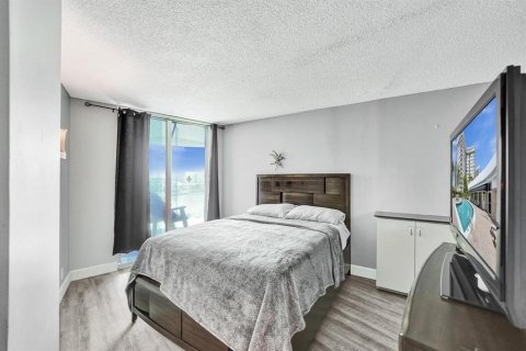 Condo in Hallandale Beach, Florida, 2 bedrooms  № 2169933 - photo 13