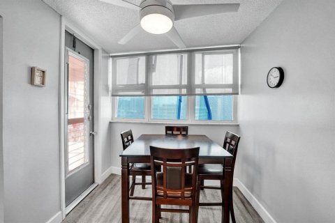 Condo in Hallandale Beach, Florida, 2 bedrooms  № 2169933 - photo 27