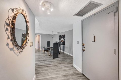 Condo in Hallandale Beach, Florida, 2 bedrooms  № 2169933 - photo 17