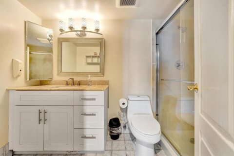 Condo in Hallandale Beach, Florida, 2 bedrooms  № 2169933 - photo 15