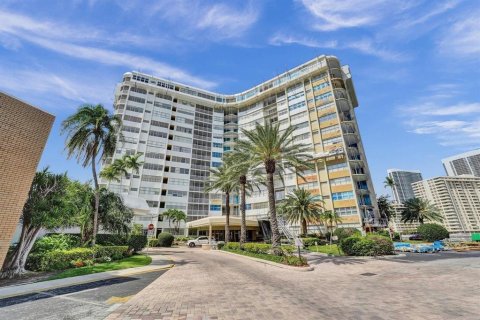 Condo in Hallandale Beach, Florida, 2 bedrooms № 2169933