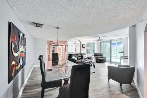 Condo in Hallandale Beach, Florida, 2 bedrooms  № 2169933 - photo 19