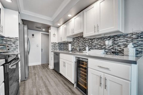 Condo in Hallandale Beach, Florida, 2 bedrooms  № 2169933 - photo 30