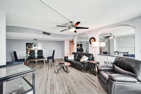Condo in Hallandale Beach, Florida, 2 bedrooms  № 2169933 - photo 23