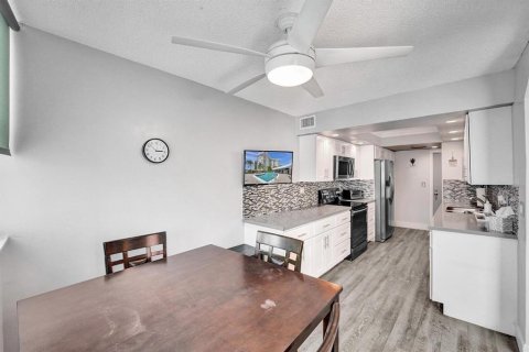 Condo in Hallandale Beach, Florida, 2 bedrooms  № 2169933 - photo 28