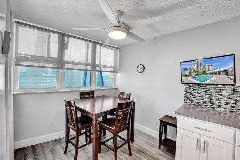 Condo in Hallandale Beach, Florida, 2 bedrooms  № 2169933 - photo 26