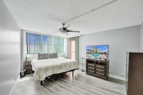 Condo in Hallandale Beach, Florida, 2 bedrooms  № 2169933 - photo 6