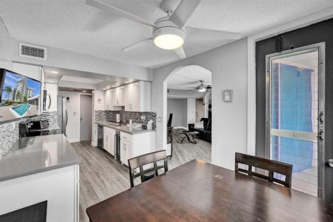 Condo in Hallandale Beach, Florida, 2 bedrooms  № 2169933 - photo 29