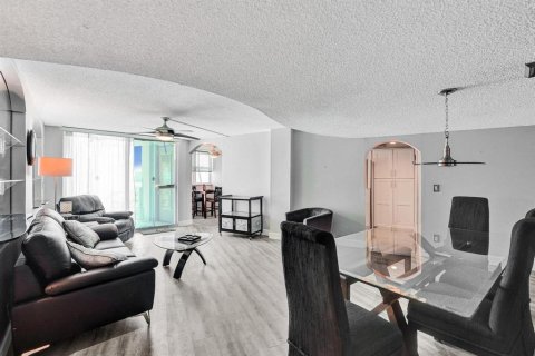Condo in Hallandale Beach, Florida, 2 bedrooms  № 2169933 - photo 3