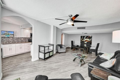 Condo in Hallandale Beach, Florida, 2 bedrooms  № 2169933 - photo 24