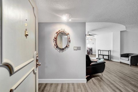 Condo in Hallandale Beach, Florida, 2 bedrooms  № 2169933 - photo 2
