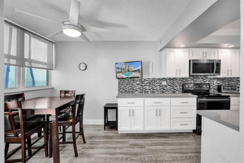 Condo in Hallandale Beach, Florida, 2 bedrooms  № 2169933 - photo 25