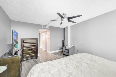 Condo in Hallandale Beach, Florida, 2 bedrooms  № 2169933 - photo 9