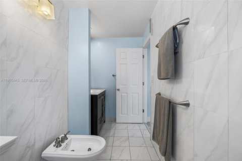 Villa ou maison à vendre à Hollywood, Floride: 2 chambres, 227.98 m2 № 2011001 - photo 29