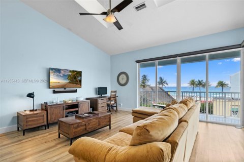 Villa ou maison à vendre à Hollywood, Floride: 2 chambres, 227.98 m2 № 2011001 - photo 16