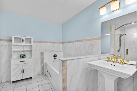 Villa ou maison à vendre à Hollywood, Floride: 2 chambres, 227.98 m2 № 2011001 - photo 26