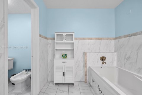 Villa ou maison à vendre à Hollywood, Floride: 2 chambres, 227.98 m2 № 2011001 - photo 25