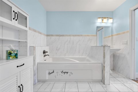 Villa ou maison à vendre à Hollywood, Floride: 2 chambres, 227.98 m2 № 2011001 - photo 24