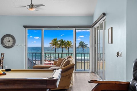 Villa ou maison à vendre à Hollywood, Floride: 2 chambres, 227.98 m2 № 2011001 - photo 13