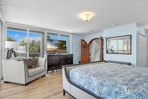 Villa ou maison à vendre à Hollywood, Floride: 2 chambres, 227.98 m2 № 2011001 - photo 19