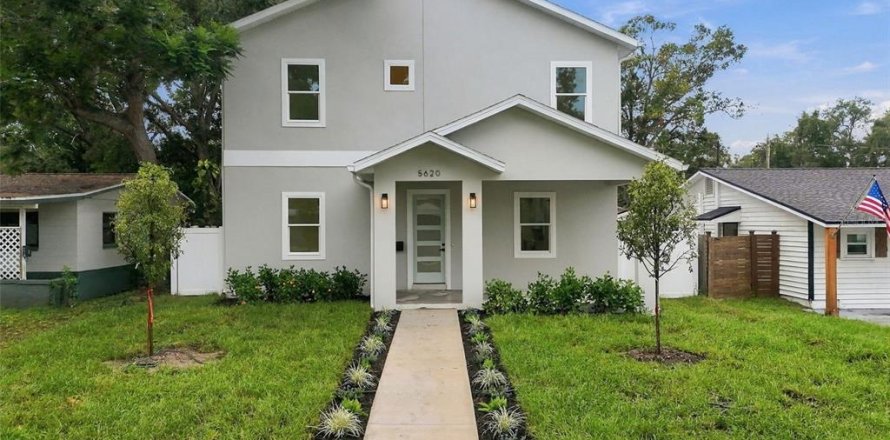 Villa ou maison à Saint Petersburg, Floride 4 chambres, 262.82 m2 № 2408566