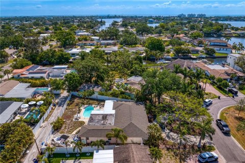 House in Saint Petersburg, Florida 3 bedrooms, 221.2 sq.m. № 1654631 - photo 6