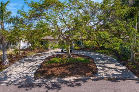 House in Saint Petersburg, Florida 3 bedrooms, 221.2 sq.m. № 1654631 - photo 17