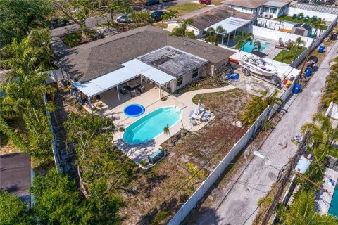 House in Saint Petersburg, Florida 3 bedrooms, 221.2 sq.m. № 1654631 - photo 8