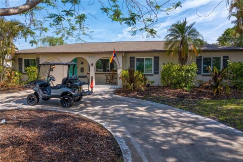 House in Saint Petersburg, Florida 3 bedrooms, 221.2 sq.m. № 1654631 - photo 4