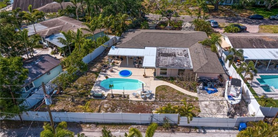 House in Saint Petersburg, Florida 3 bedrooms, 221.2 sq.m. № 1654631