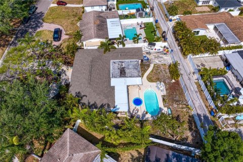 House in Saint Petersburg, Florida 3 bedrooms, 221.2 sq.m. № 1654631 - photo 23