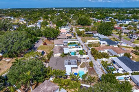 House in Saint Petersburg, Florida 3 bedrooms, 221.2 sq.m. № 1654631 - photo 24