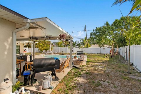 House in Saint Petersburg, Florida 3 bedrooms, 221.2 sq.m. № 1654631 - photo 15